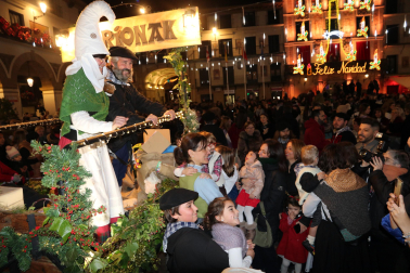 Mari Domingi y Olentzero, a su llegada a la plaza de los Fueros de Tudela