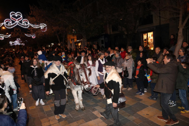 Olentzero y Mari Domingi volvieron a llenar de magia las calles de Tudela antes de la cena de Nochebuena