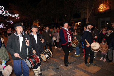 Olentzero y Mari Domingi volvieron a llenar de magia las calles de Tudela antes de la cena de Nochebuena