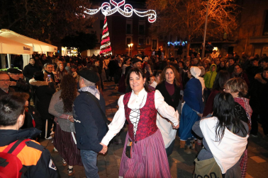 Olentzero y Mari Domingi volvieron a llenar de magia las calles de Tudela antes de la cena de Nochebuena