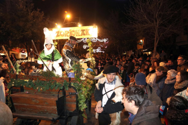 Olentzero y Mari Domingi volvieron a llenar de magia las calles de Tudela antes de la cena de Nochebuena
