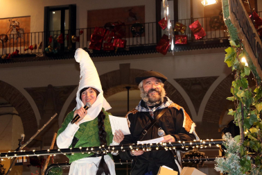 Olentzero y Mari Domingi volvieron a llenar de magia las calles de Tudela antes de la cena de Nochebuena