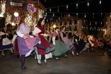 Olentzero y Mari Domingi volvieron a llenar de magia las calles de Tudela antes de la cena de Nochebuena