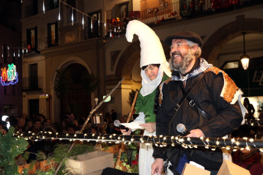 Olentzero y Mari Domingi volvieron a llenar de magia las calles de Tudela antes de la cena de Nochebuena