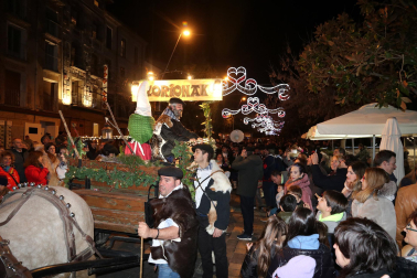 Olentzero y Mari Domingi volvieron a llenar de magia las calles de Tudela antes de la cena de Nochebuena