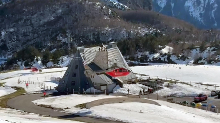 Vídeo del momento en el que el helicóptero de SOS Navarra ha trasladado al Hospital Universitario de Navarra al montañero de 62 años que ha sufrido una caída en Belagua.