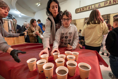 El teatro y el chocolate se fundieron este domingo 29 de diciembre en la Escuela Navarra de Teatro con el tradicional acto /