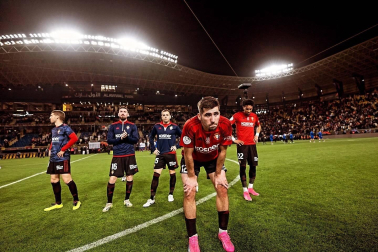El día raro en que Osasuna luchó por un título en Arabia Saudí. La cara de Jesús Areso aquel 11 de enero es el símbolo de cualquier osasunista de verdad al que le duele su equipo. Pero sólo los jugadores, el cuerpo técnico y algunas decenas de aficionados pudieron estar in situ el día en el que Osasuna, por tercera vez en su historia, se jugaba un título. El absurdo emplazamiento de la final de la Supercopa en Arabía Saudí queda como un tachón. La lucha de los rojos, todo lo contrario. Un orgullo.