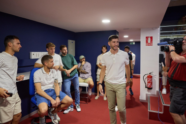 El gran capitán rojillo se marcha para buscar nuevos retos. Muchas despedidas, como cada verano, pero ninguna tan sonada como la de David García. El capitán decía adiós a toda una vida en Osasuna en busca de otros retos. Sus compañeros fueron a despedirse de él en El Sadar y él inició una etapa en Catar. Sin Jagoba y sin David parecía el fin. Pero no. el equipo sigue vivito y coleando. Unos vienen y otros se van. Es ley de vida, también en Osasuna