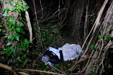 30 de diciembre. 21.30 horas. El periodista de Diariod e Navarra y una voluntaria de Apoyo Mutuo encuentran a Sufyan, de 21 años, durmiendo a 0 grados junto al Arga en el centro de Pamplona.