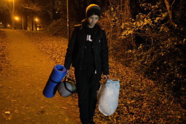 Sufyan se dirige esperanzado hacia el albergue. Lleva cuatro meses durmiendo al raso y hace tres semanas que no ha tomado una ducha.