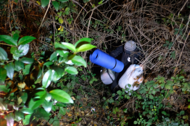 Sufyan sale del agujero donde se refugia en la orilla del Arga, una madriguera.