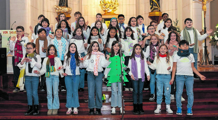ELVIRA ESPAÑA. El coro de Elvira España estuvo bajo la batuta de Asun Vidal./