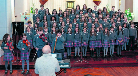 COMPAÑÍA DE MARÍA. El coro de Compañía de María, con su director Cristóbal Lorente./