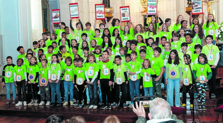HUERTAS MAYORES. Los niños de Huertas Mayores, dirigidos por Beatriz Briñas./