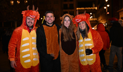 Foto de los disfraces de la Nochevieja 2024 en Pamplona./