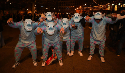 Foto de los disfraces de la Nochevieja 2024 en Pamplona./