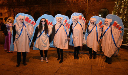 Foto de los disfraces de la Nochevieja 2024 en Pamplona./