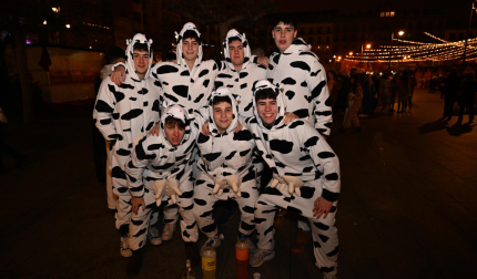 Foto de los disfraces de la Nochevieja 2024 en Pamplona./