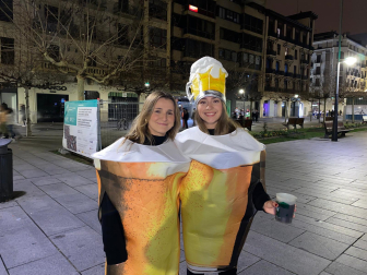 Foto de los disfraces de la Nochevieja 2024 en Pamplona./
