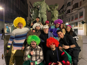 Foto de los disfraces de la Nochevieja 2024 en Pamplona./