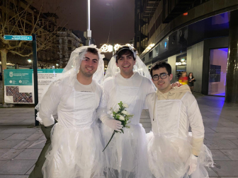 Foto de los disfraces de la Nochevieja 2024 en Pamplona./