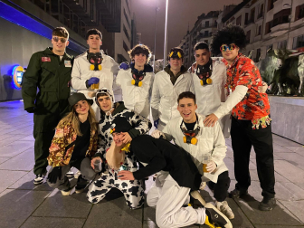 Foto de los disfraces de la Nochevieja 2024 en Pamplona./