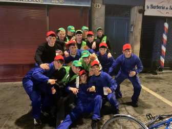 Foto de los disfraces de la Nochevieja 2024 en Pamplona./
