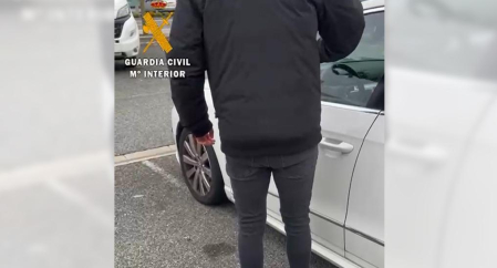 La Guardia Civil ha desmantelado un grupo criminal que había utilizado el 'método de la siembra', que consiste en distraer a la víctima haciéndole creer que se le ha caído alguna pertenencia, para sustraer dinero en zonas comerciales de la cuenca de Pamplona.