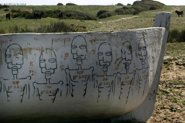 Restos de una patera varada en la costa de Cádiz.