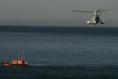 Rescate de una embarcación con personas migrantes en el Atlántico.
