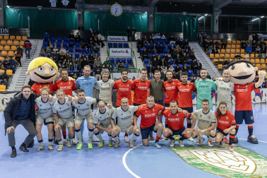 Fotos de la III edición del Partido Solidario con leyendas de Osasuna./