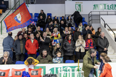 Fotos de la III edición del Partido Solidario con leyendas de Osasuna./