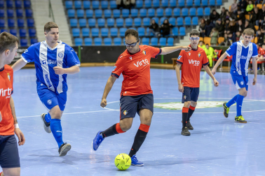 Fotos de la III edición del Partido Solidario con leyendas de Osasuna./