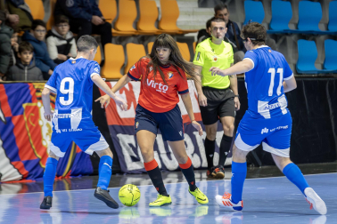 Fotos de la III edición del Partido Solidario con leyendas de Osasuna./