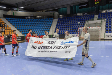 Fotos de la III edición del Partido Solidario con leyendas de Osasuna./