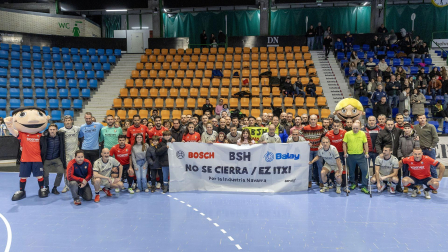 Fotos de la III edición del Partido Solidario con leyendas de Osasuna./