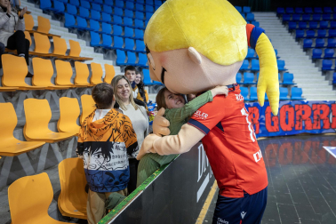 Fotos de la III edición del Partido Solidario con leyendas de Osasuna./