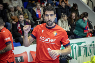 Fotos de la III edición del Partido Solidario con leyendas de Osasuna./