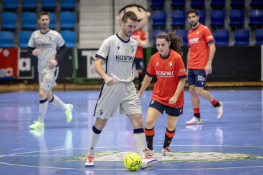 Fotos de la III edición del Partido Solidario con leyendas de Osasuna./