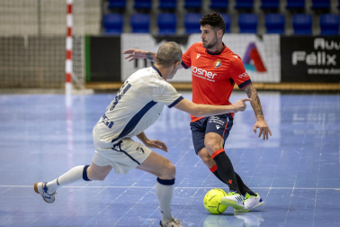 Fotos de la III edición del Partido Solidario con leyendas de Osasuna./