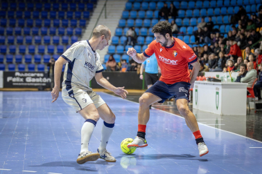 Fotos de la III edición del Partido Solidario con leyendas de Osasuna./