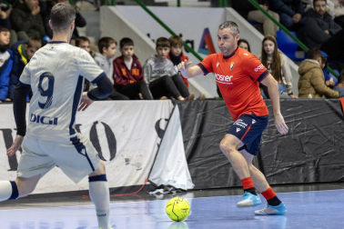 Fotos de la III edición del Partido Solidario con leyendas de Osasuna./