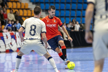 Fotos de la III edición del Partido Solidario con leyendas de Osasuna./
