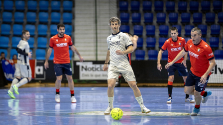 Fotos de la III edición del Partido Solidario con leyendas de Osasuna./