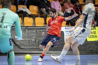 Fotos de la III edición del Partido Solidario con leyendas de Osasuna./