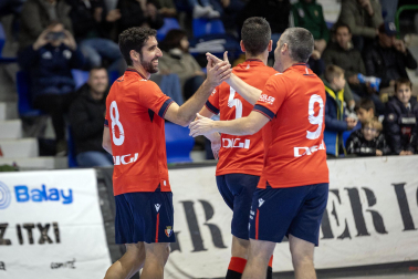 Fotos de la III edición del Partido Solidario con leyendas de Osasuna./