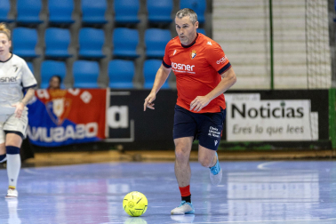 Fotos de la III edición del Partido Solidario con leyendas de Osasuna./