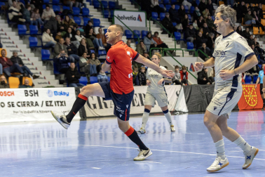 Fotos de la III edición del Partido Solidario con leyendas de Osasuna./