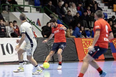 Fotos de la III edición del Partido Solidario con leyendas de Osasuna./